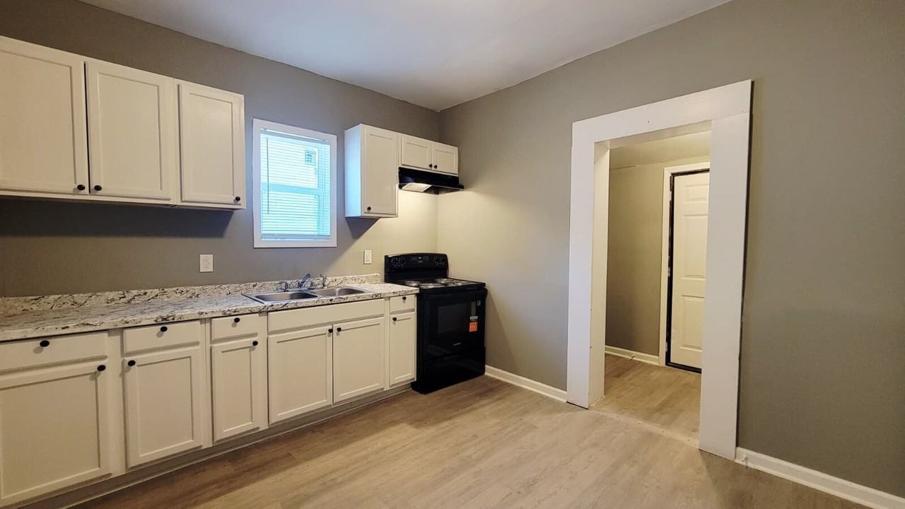 618 Douglas St - Photo 3 of 13