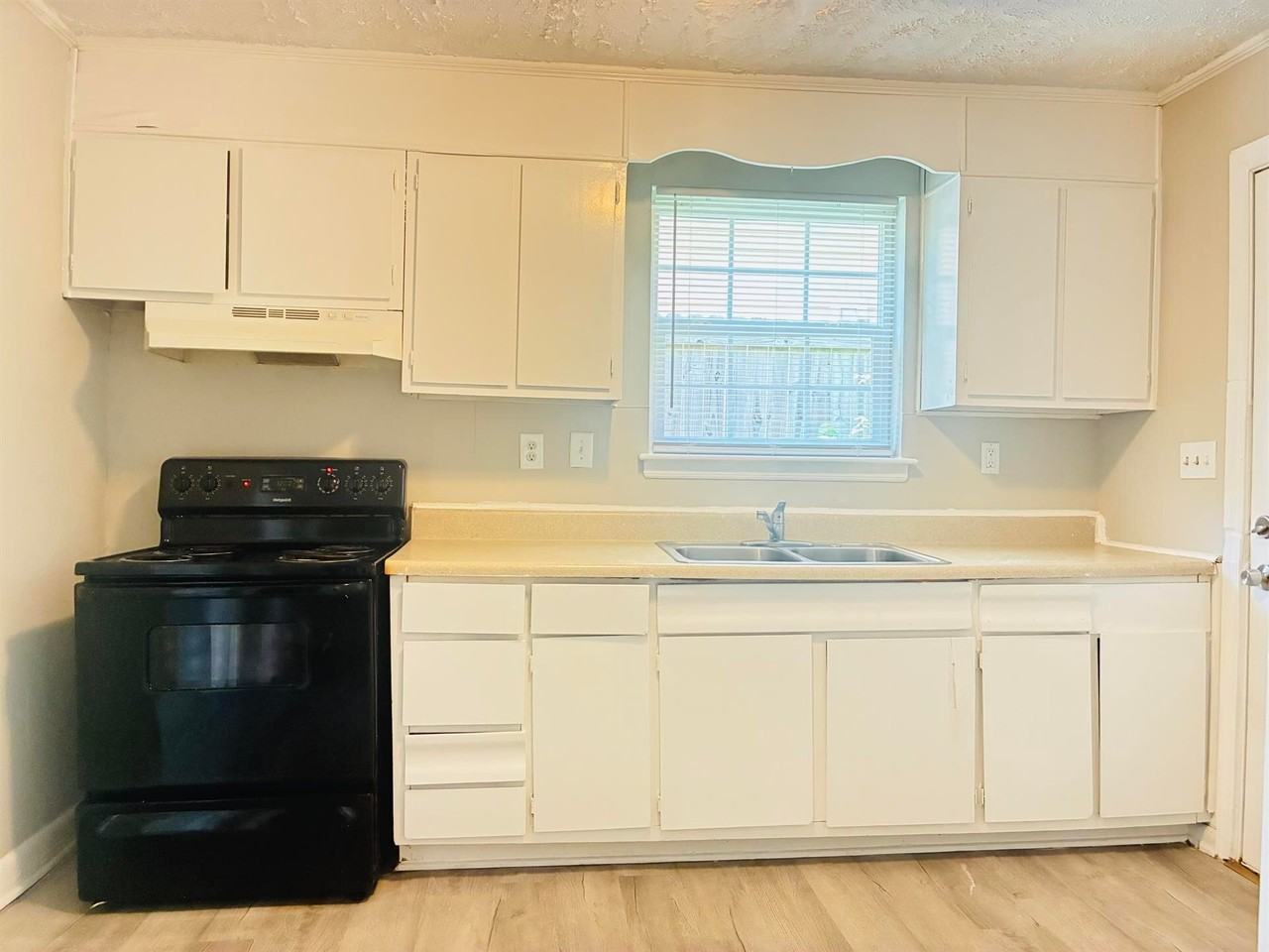 1733 Finchley Dr - Photo 3 of 17