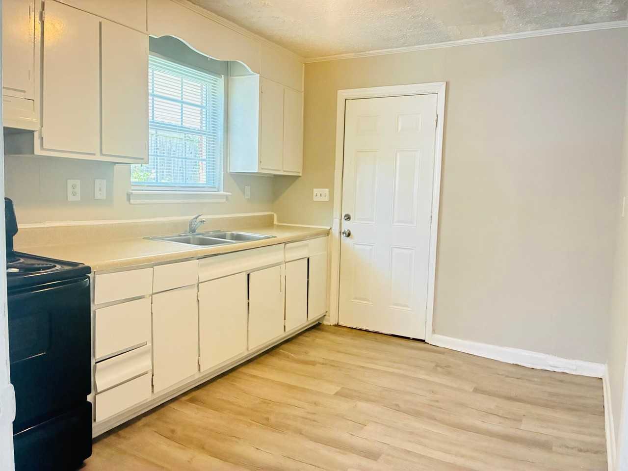 1733 Finchley Dr - Photo 4 of 17