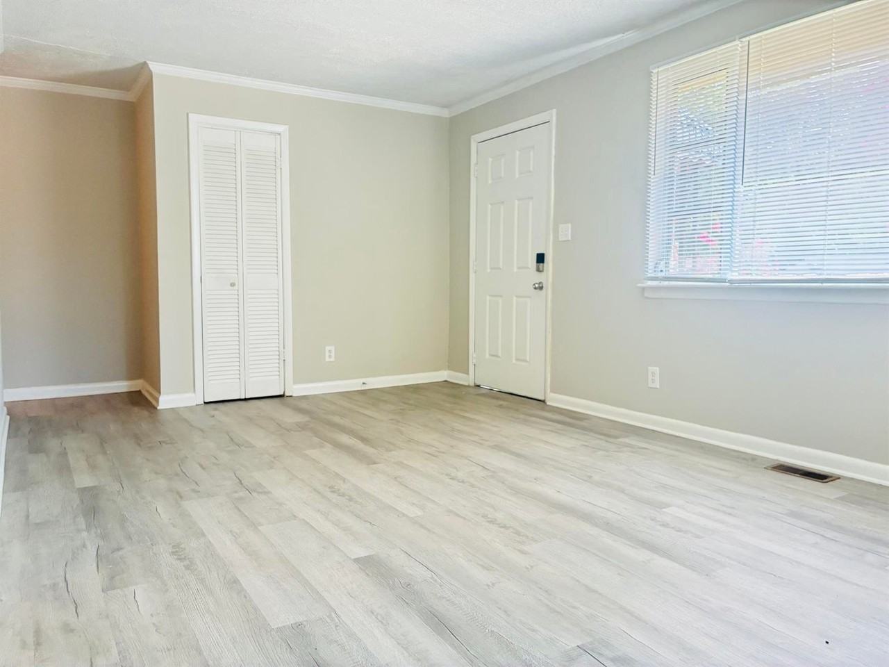 1733 Finchley Dr - Photo 5 of 17
