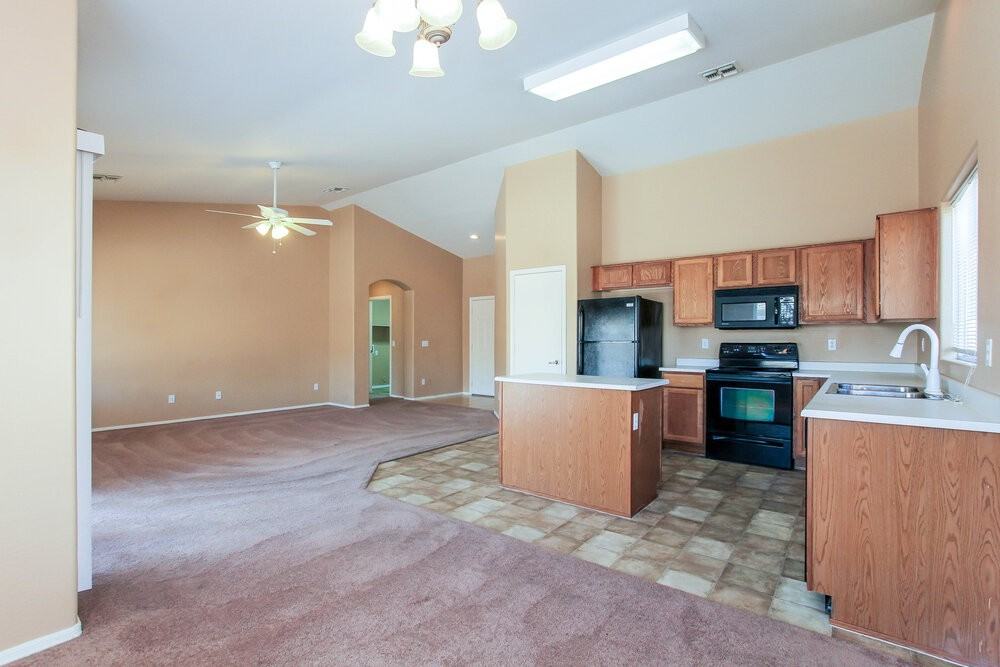 6625 W Gross Ave - Photo 3 of 20