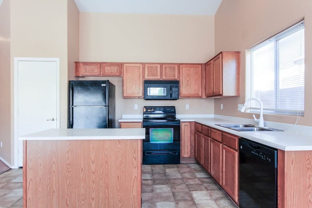 6625 W Gross Ave - Photo 4 of 20
