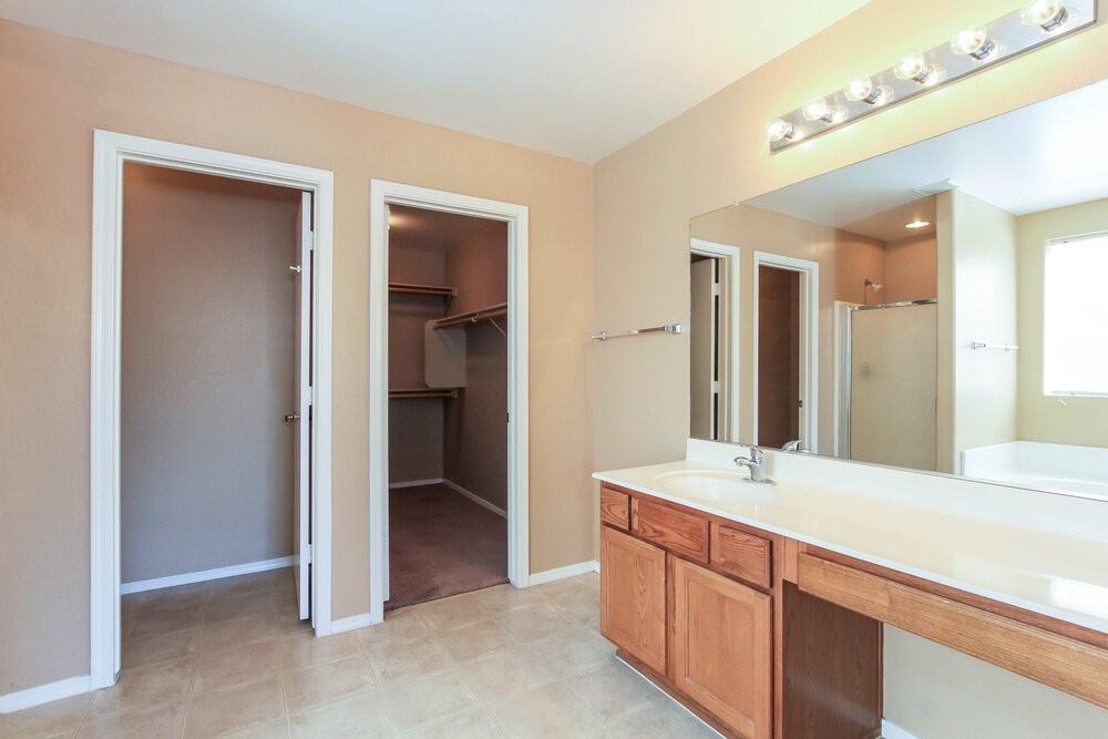 6625 W Gross Ave - Photo 7 of 20