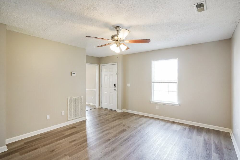 1204 Smalls Ct - Photo 4 of 17
