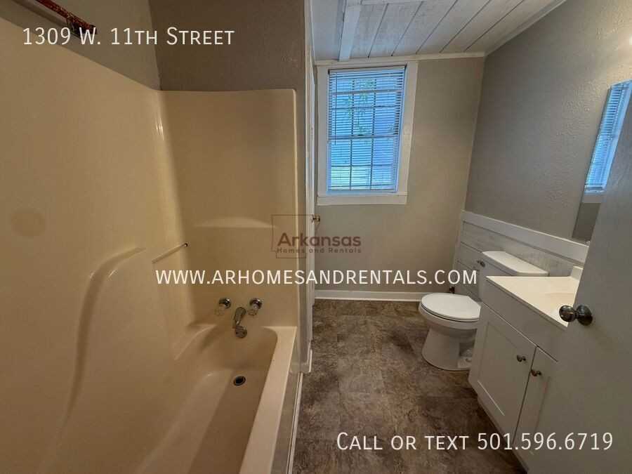1309 W 11th St - Photo 6 of 12