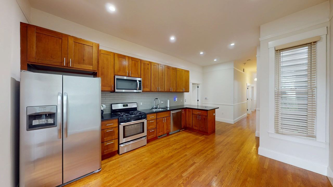 1728 Waller St - Photo 4 of 17