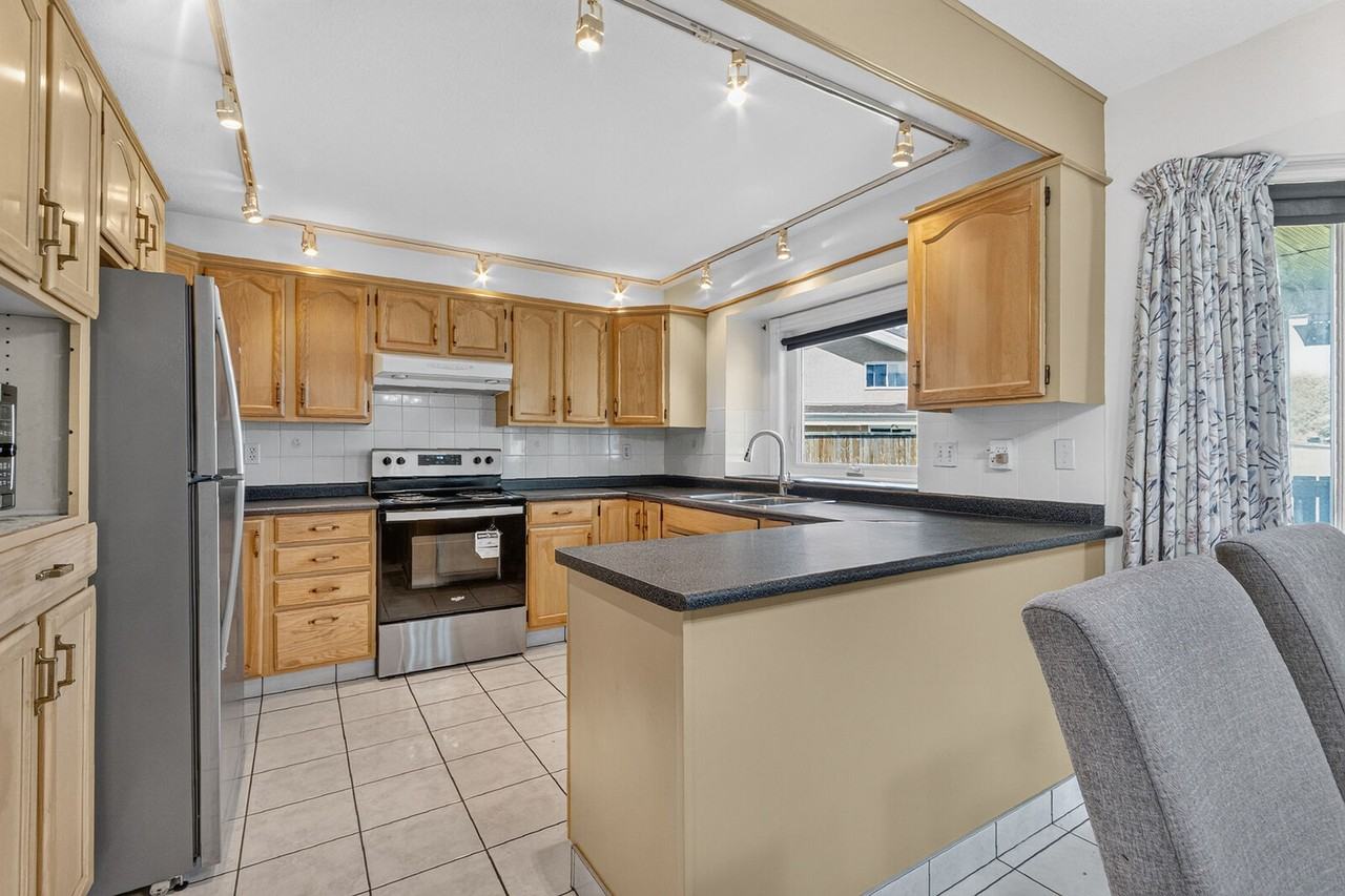 16524 99 St Nw - Photo 4 of 17
