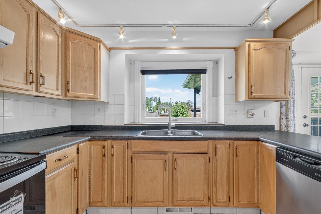 16524 99 St Nw - Photo 5 of 17