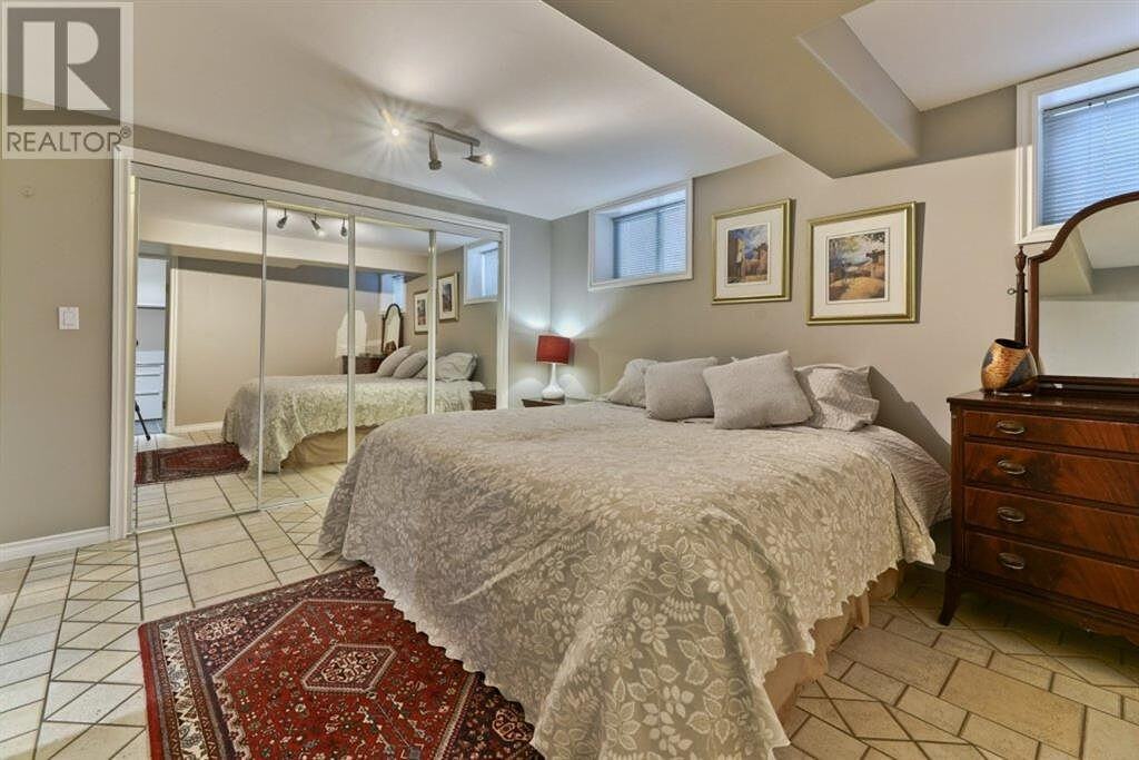 335 47 Ave Sw - Photo 4 of 7