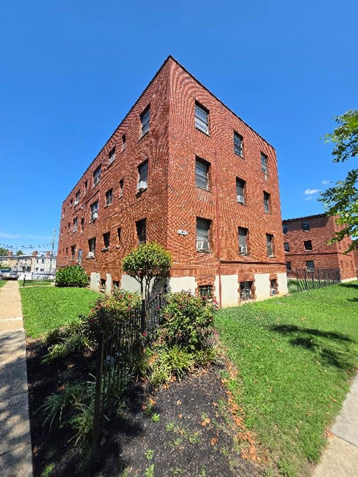 140 KENILWORTH AVE NE - Photo 7 of 13