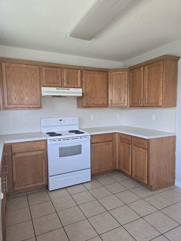 1708 Red Oak Ct #NA - Photo 2 of 8