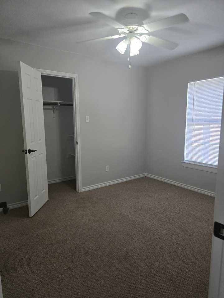 1708 Red Oak Ct #NA - Photo 3 of 8