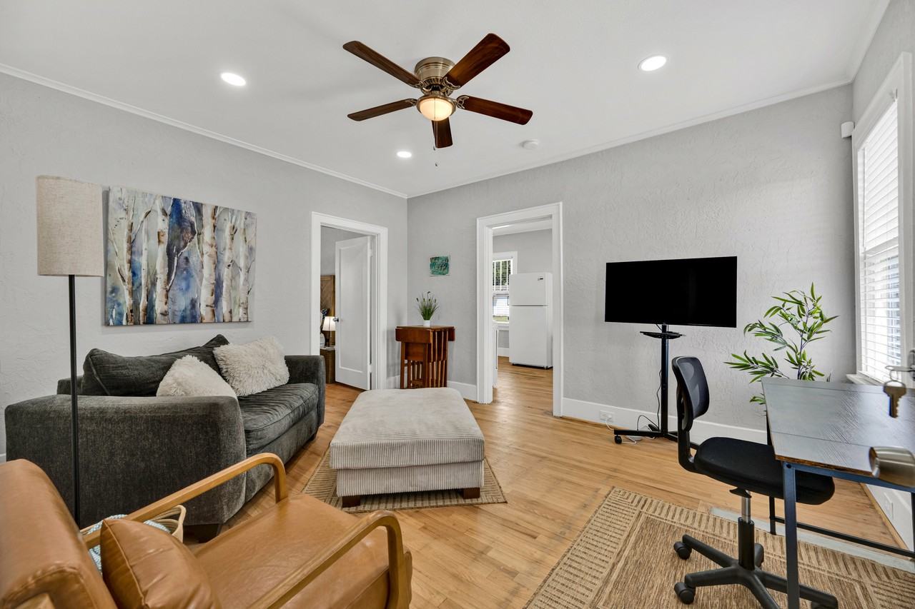 1003 W Cypress Ave #B - Photo 4 of 17