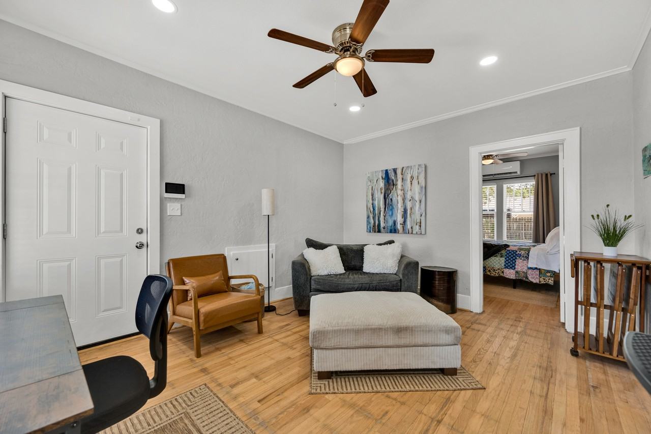 1003 W Cypress Ave #B - Photo 5 of 17