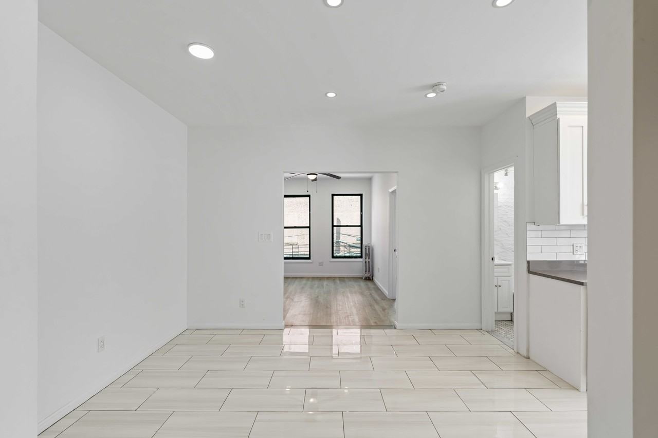 2077 Dean St - Photo 3 of 7