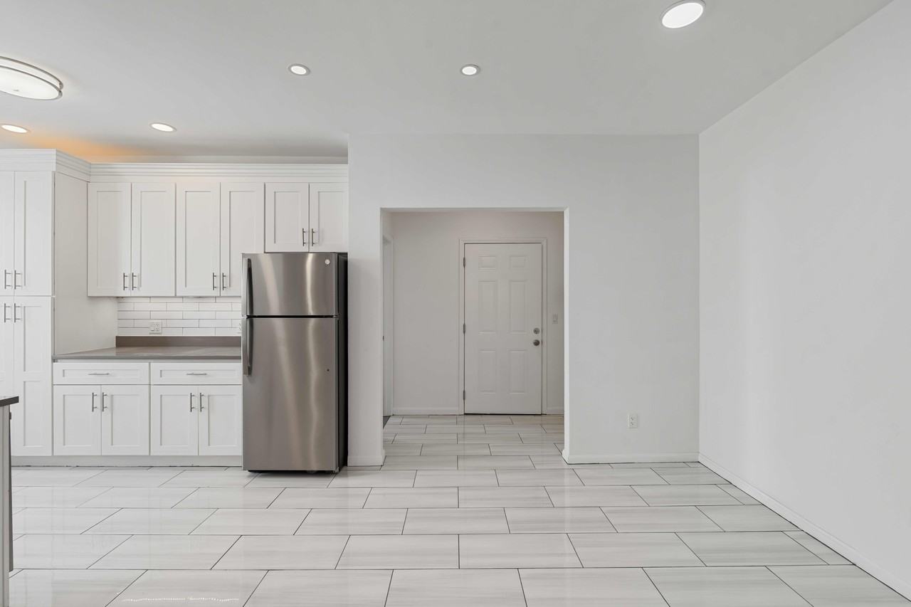 2077 Dean St - Photo 4 of 7