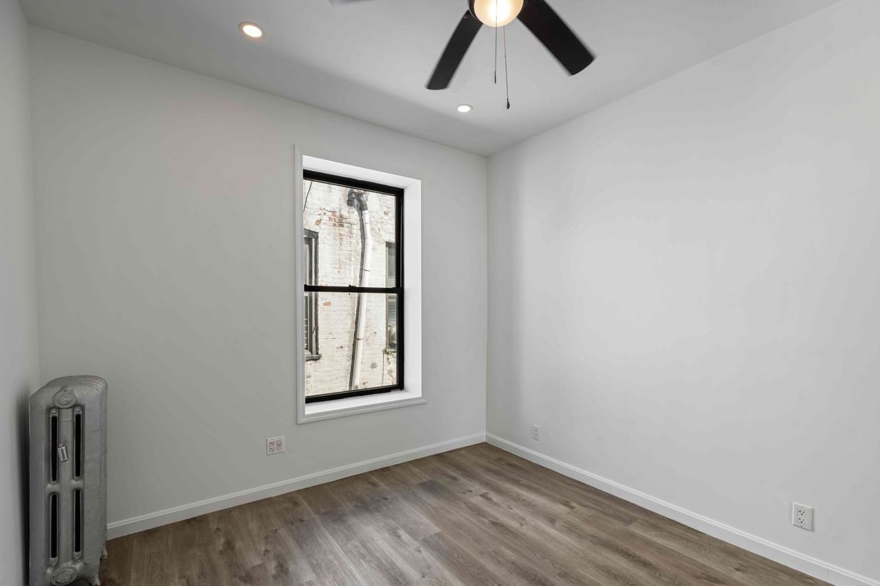 2077 Dean St - Photo 5 of 7