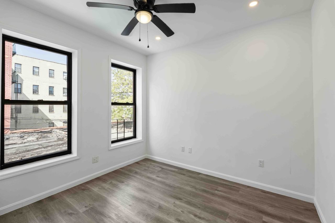 2077 Dean St - Photo 6 of 7