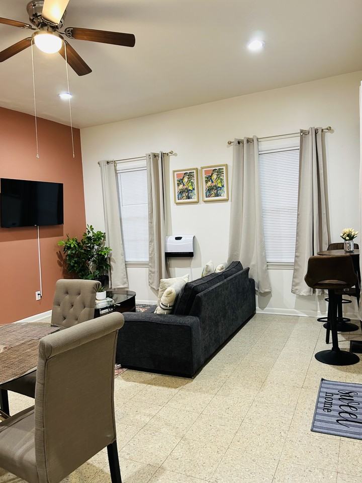 605 N Jackson St #B - Photo 2 of 11