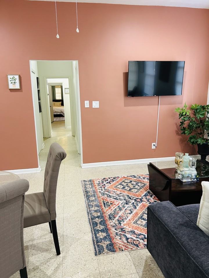 605 N Jackson St #B - Photo 3 of 11