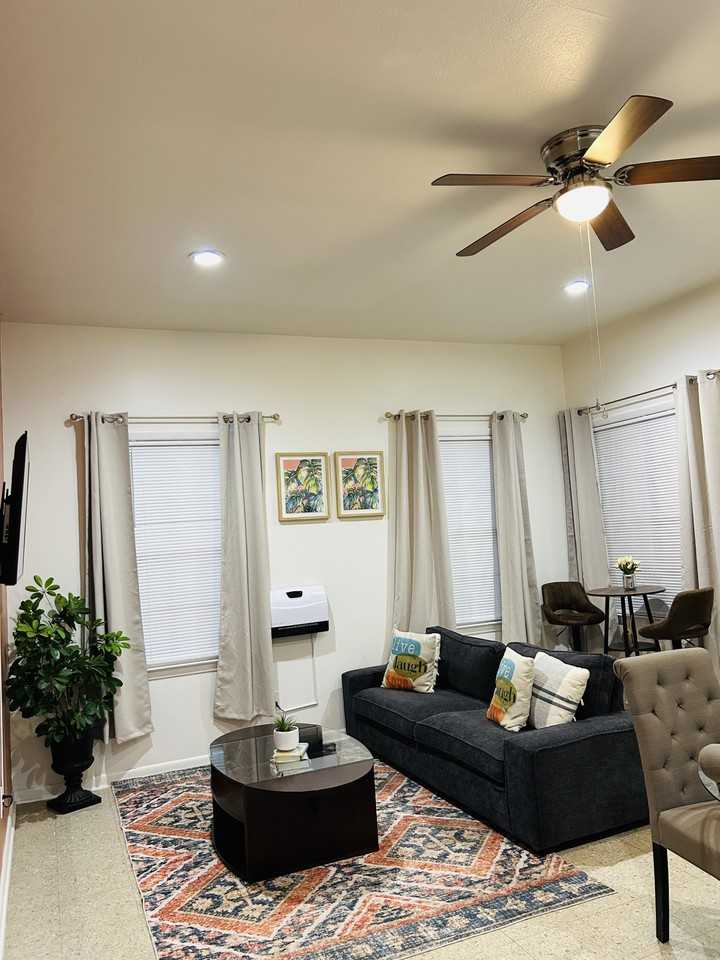 605 N Jackson St #B - Photo 4 of 11