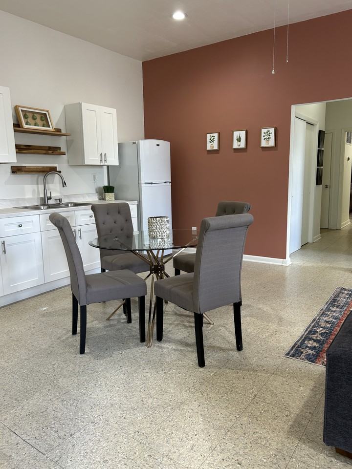605 N Jackson St #B - Photo 5 of 11