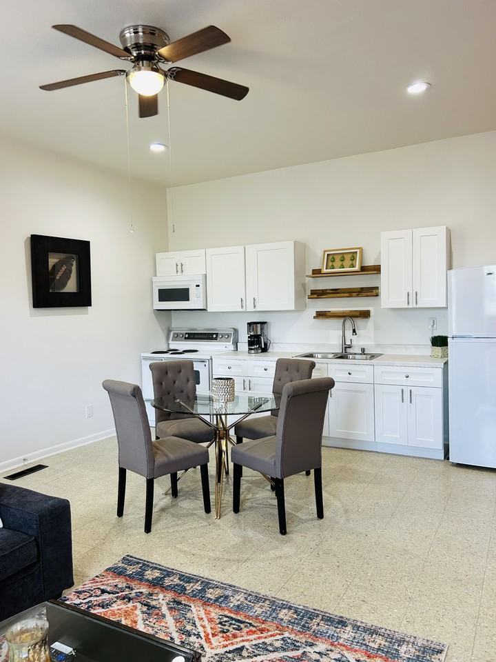 605 N Jackson St #B - Photo 6 of 11