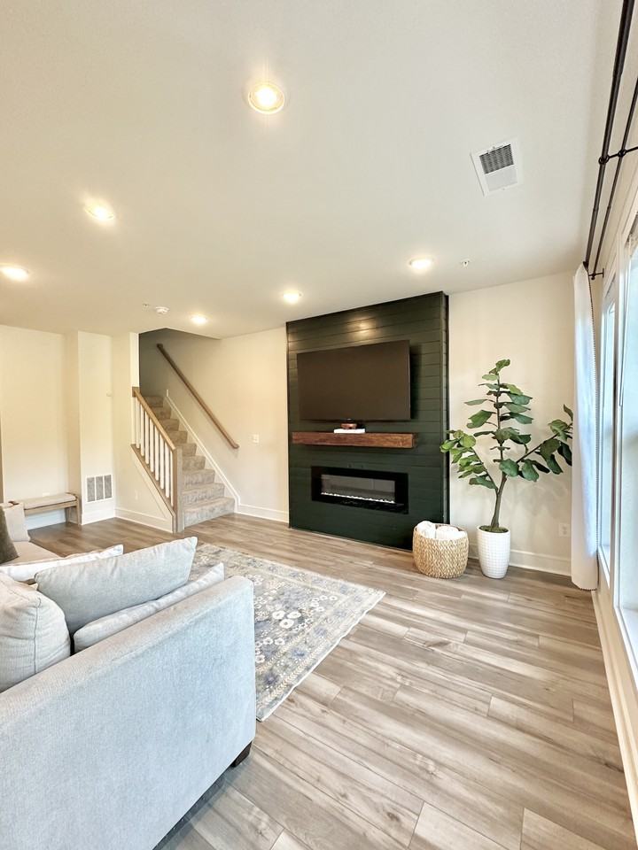 43256 Farringdon Sq - Photo 3 of 28