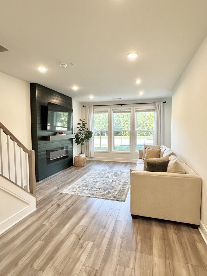 43256 Farringdon Sq - Photo 4 of 28