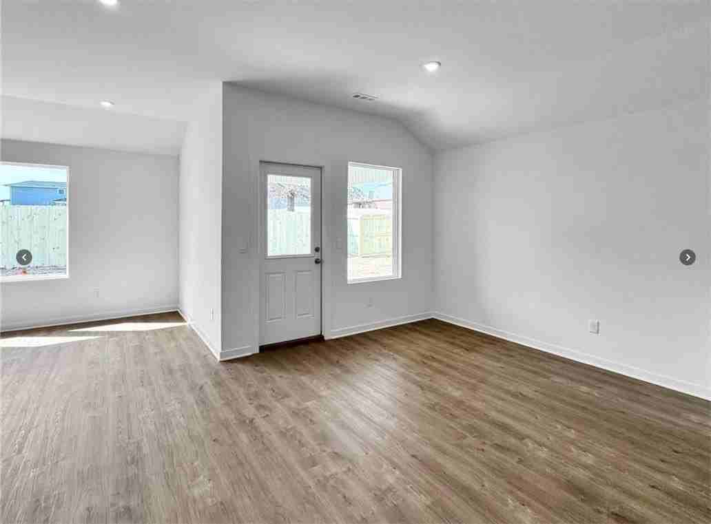 550 Riggs St - Photo 5 of 19