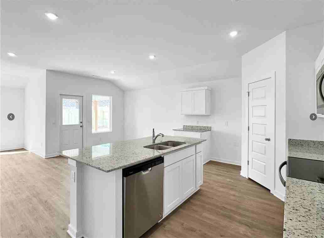 571 Riggs St - Photo 4 of 19