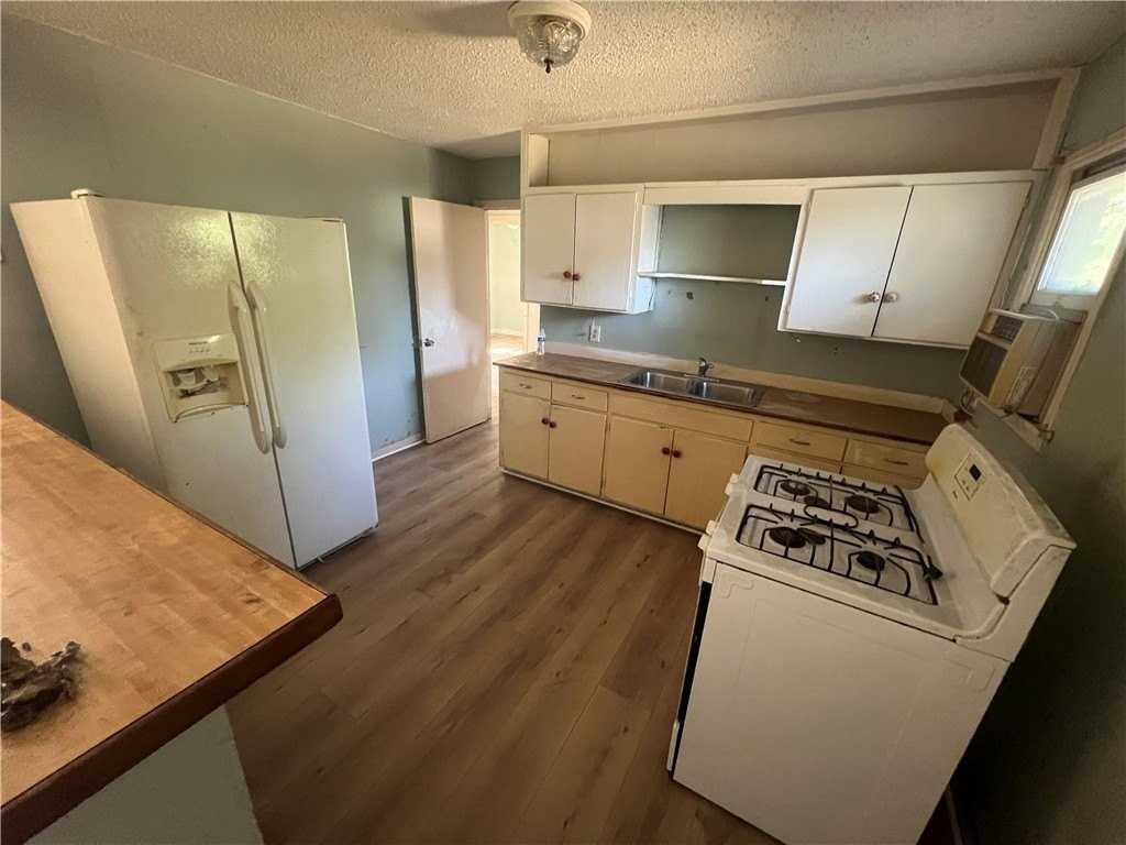 4609 Mokry Dr - Photo 4 of 9