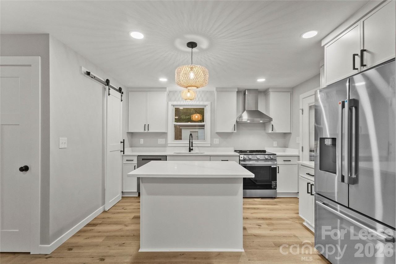 562 Barrington Pl Nw - Photo 3 of 22