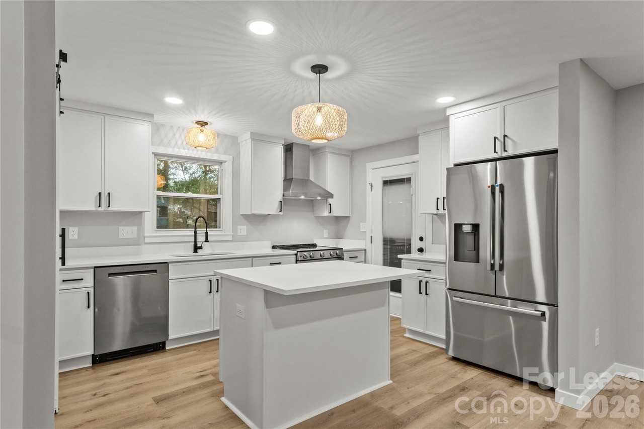 562 Barrington Pl Nw - Photo 4 of 22