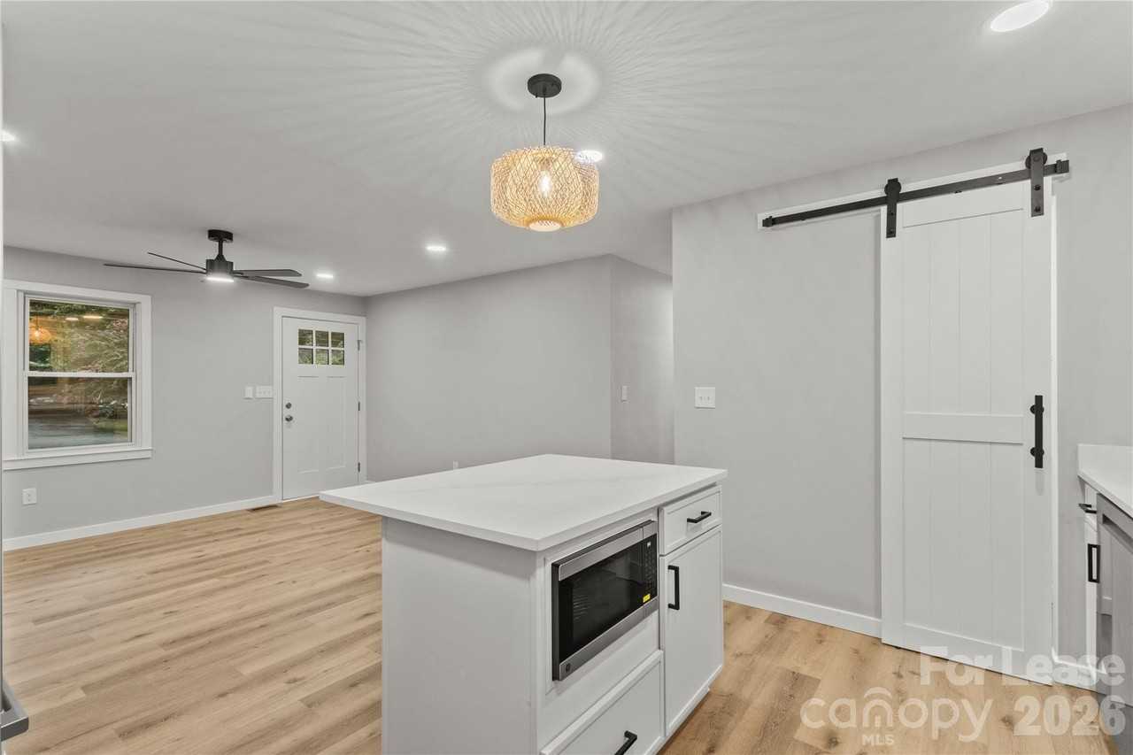 562 Barrington Pl Nw - Photo 5 of 22
