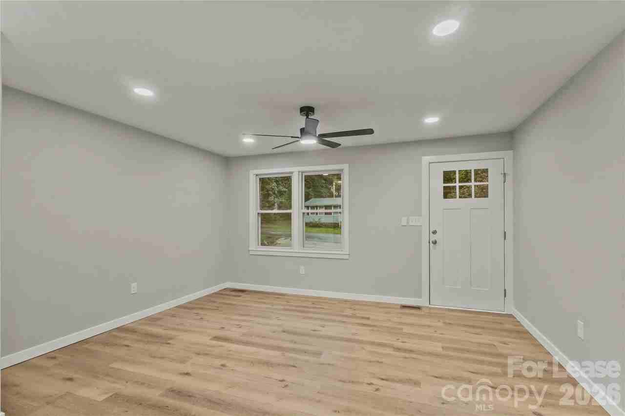 562 Barrington Pl Nw - Photo 7 of 22