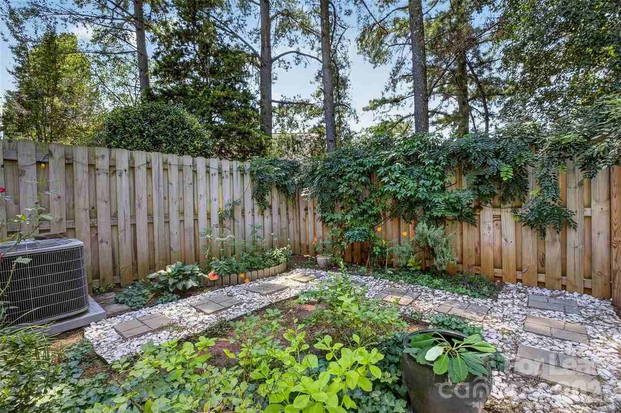 9020 Roseton Ln - Photo 3 of 26