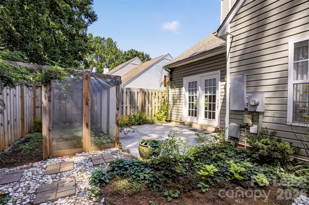 9020 Roseton Ln - Photo 4 of 26