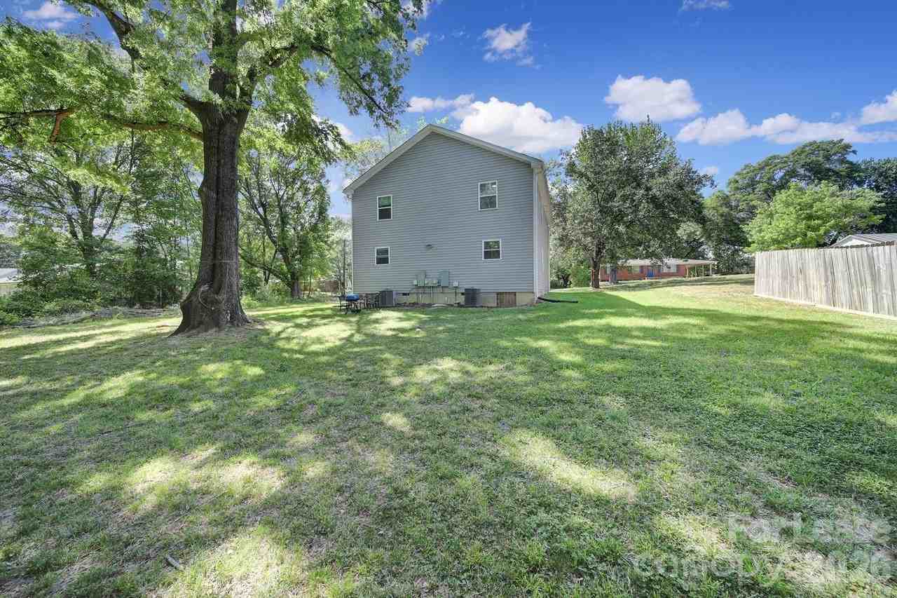 110 Carpenter St - Photo 2 of 13
