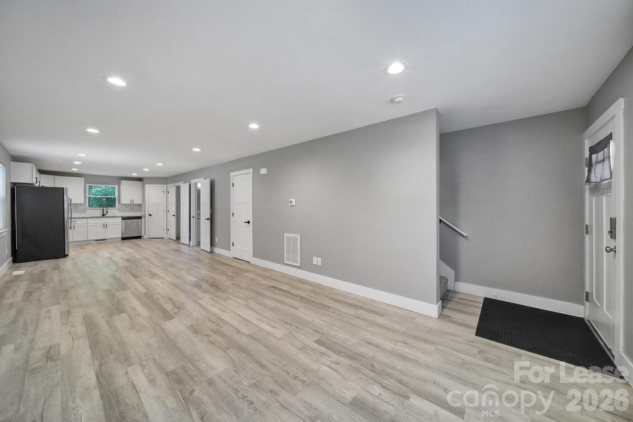 110 Carpenter St - Photo 4 of 13