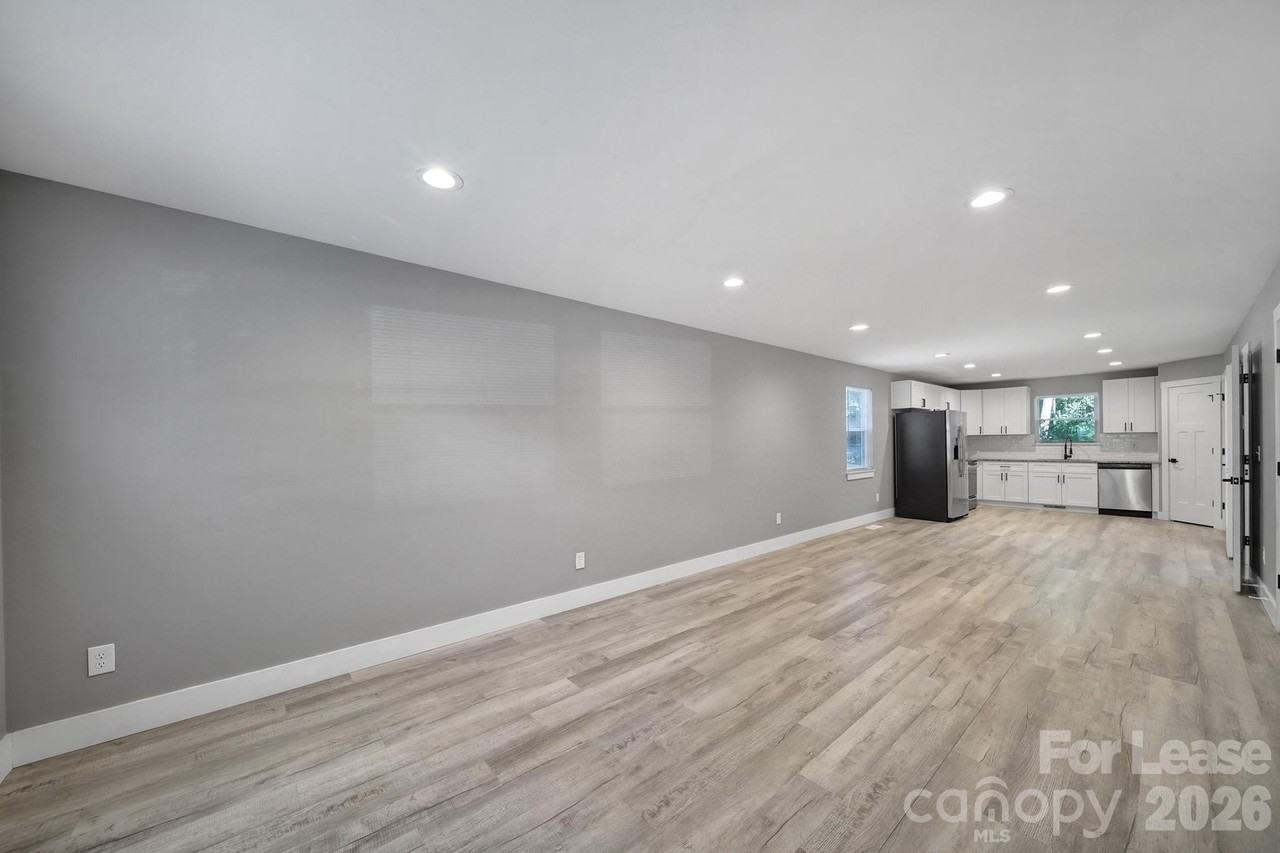 110 Carpenter St - Photo 6 of 13