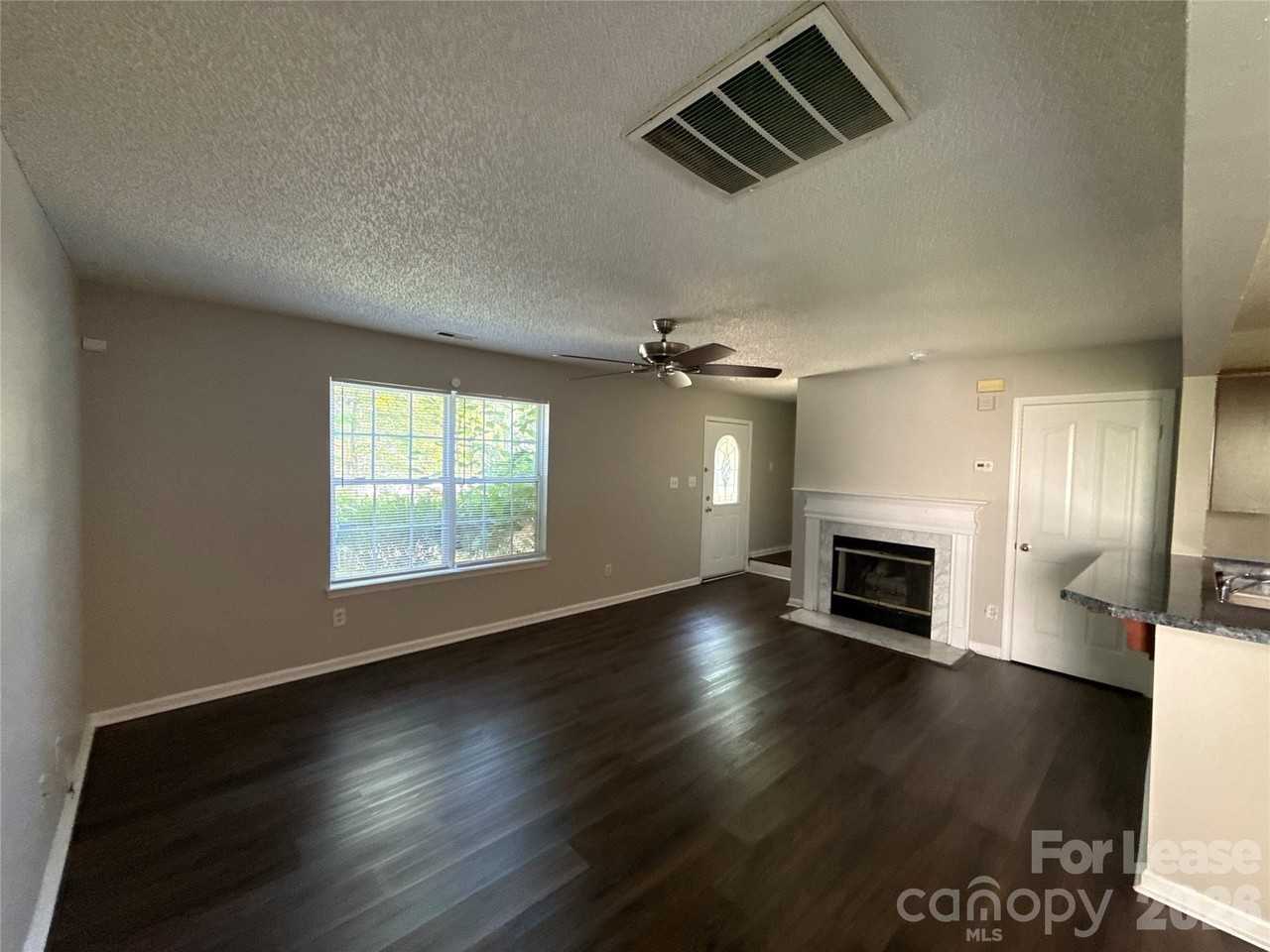 1601 Elk Creek Ct - Photo 3 of 18