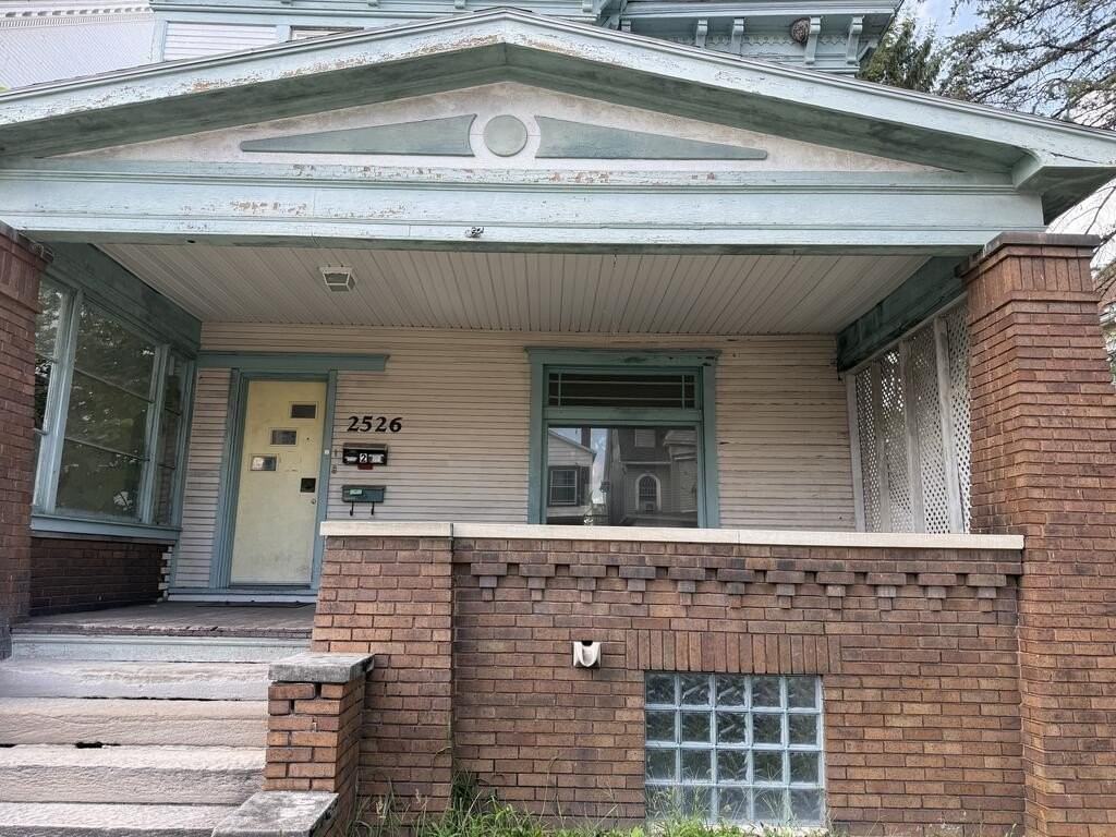2526 Broad Ave - Photo 2 of 22