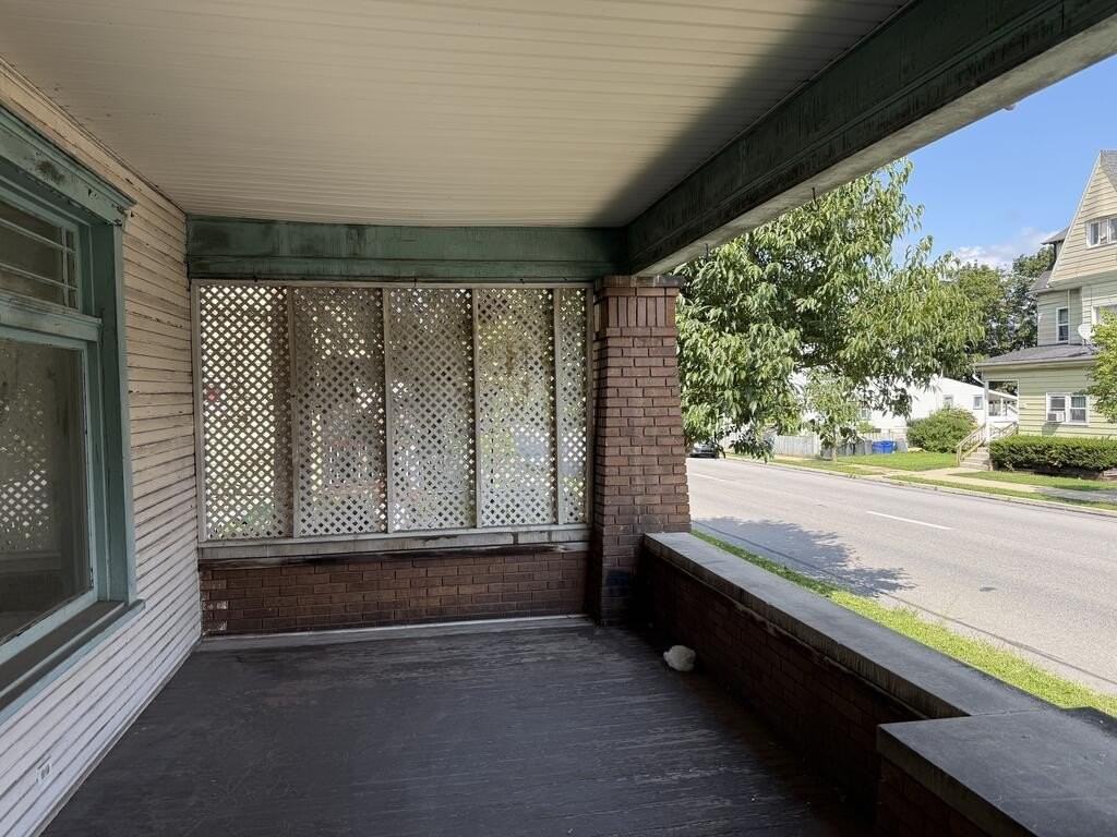 2526 Broad Ave - Photo 3 of 22