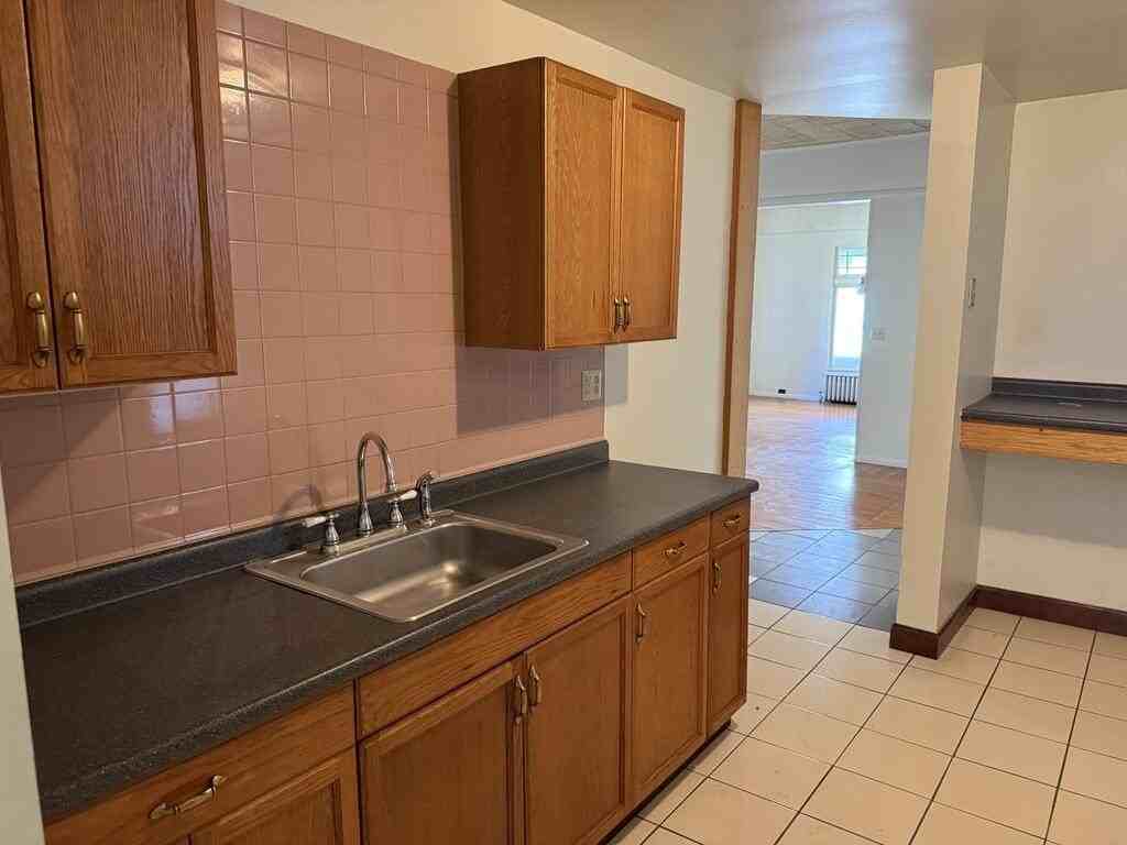 2526 Broad Ave - Photo 4 of 22