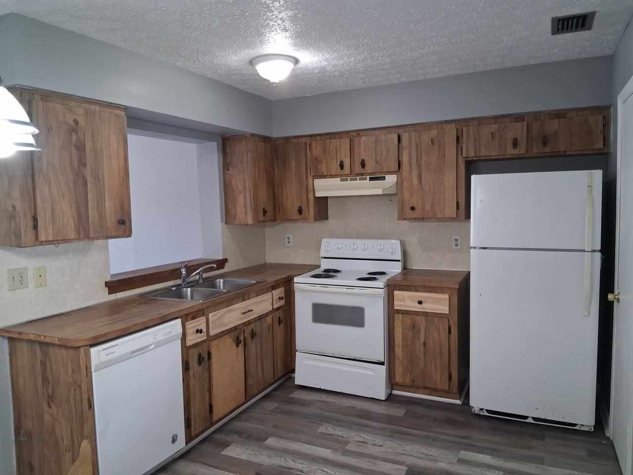 822 Village Dr - Photo 7 of 24