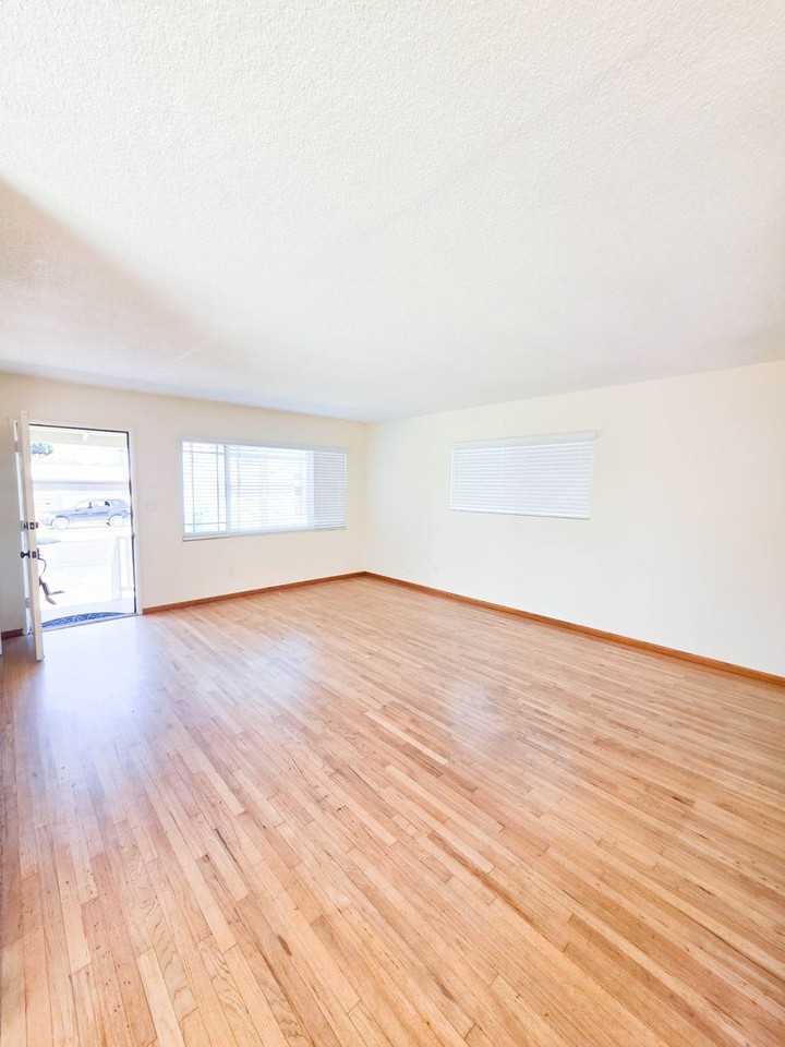 5051 Dubois Dr - Photo 3 of 12