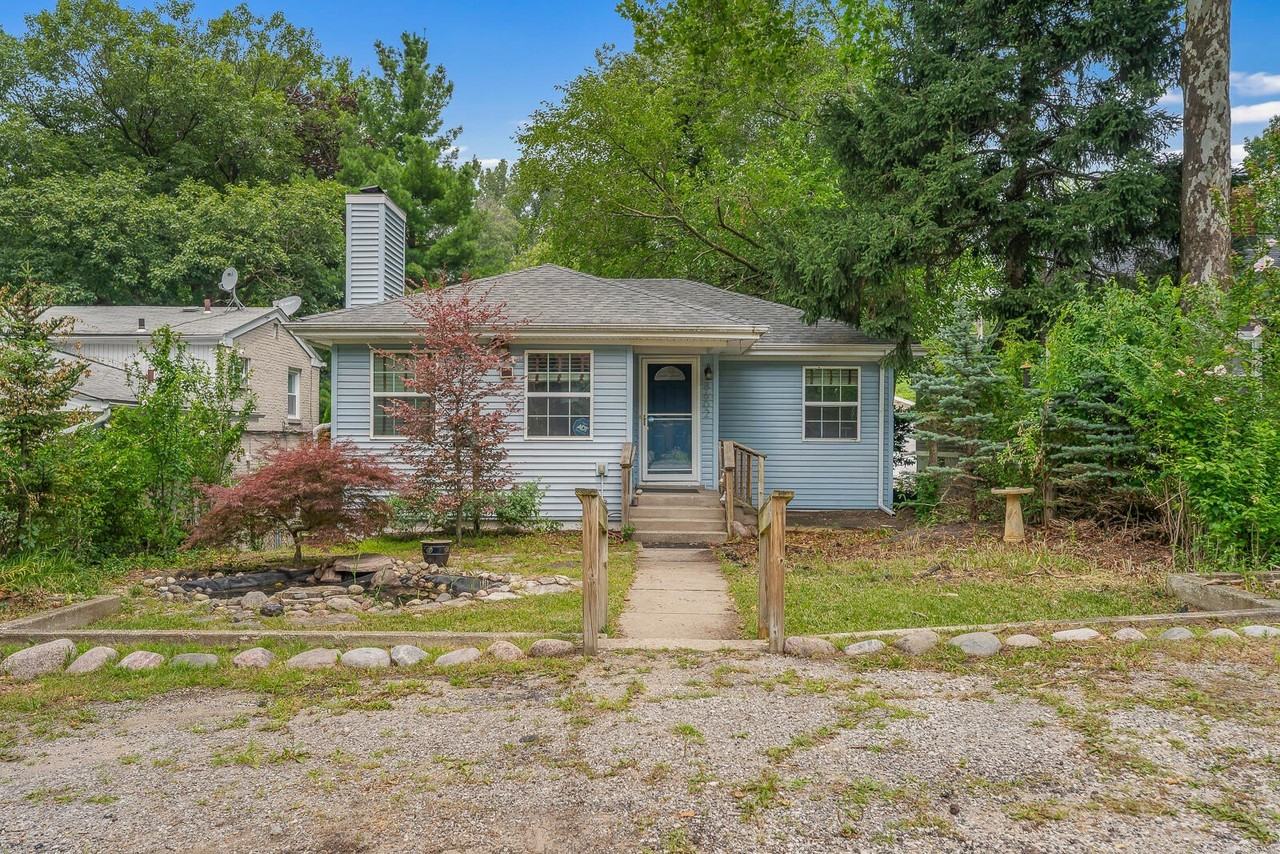 8602 Maple Ave - Photo 3 of 47