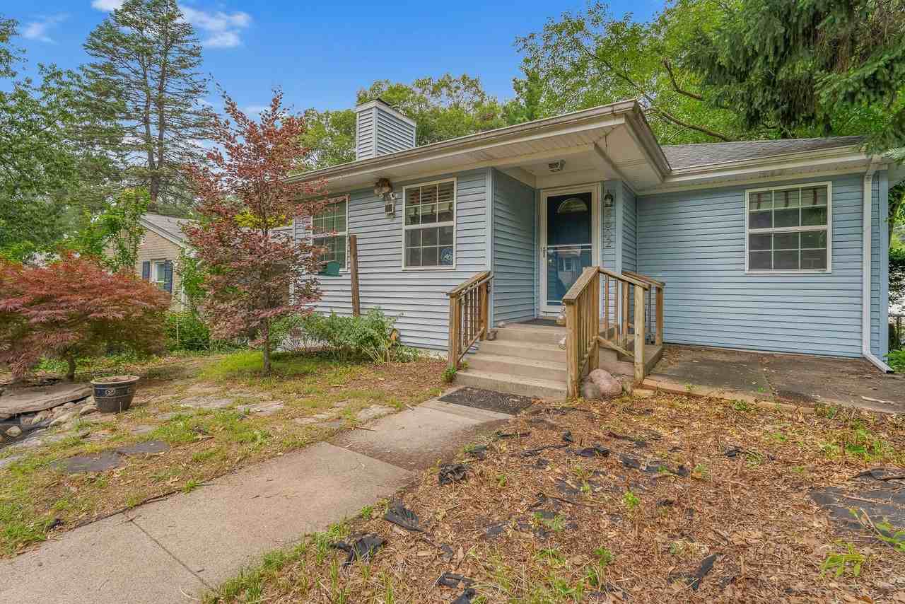 8602 Maple Ave - Photo 6 of 47