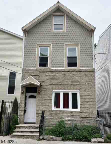 284 Hunterdon St #3